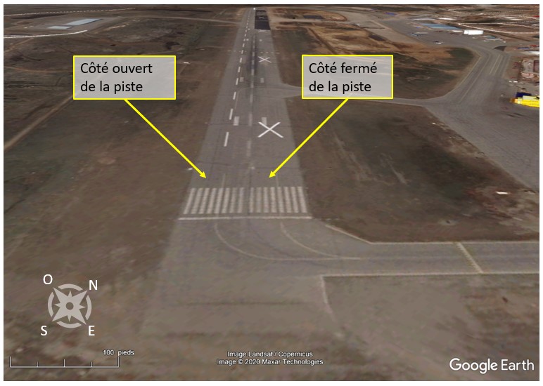 Vue aérienne illustrant les marques de piste utilisées à l’aéroport d’Iqaluit pendant les travaux (Source : Google Earth, avec annotations du BST)