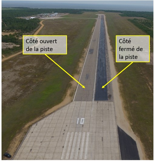 Photo aérienne de la piste 10 de l’aéroport de Baie-Comeau pendant les travaux de réfection effectués sur le côté sud de la piste en juin 2018 (Source : aéroport de Baie-Comeau, avec annotations du BST)