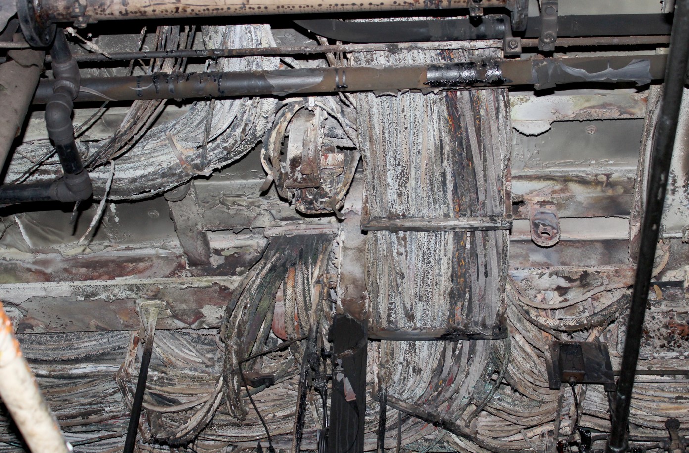 Burned electrical cables running along the underside of the 24-foot flat (Source: TSB)