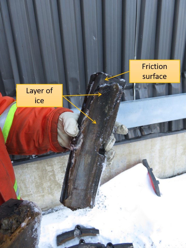 Layer of ice on a brake shoe of car HS 3205 (Source: TSB)