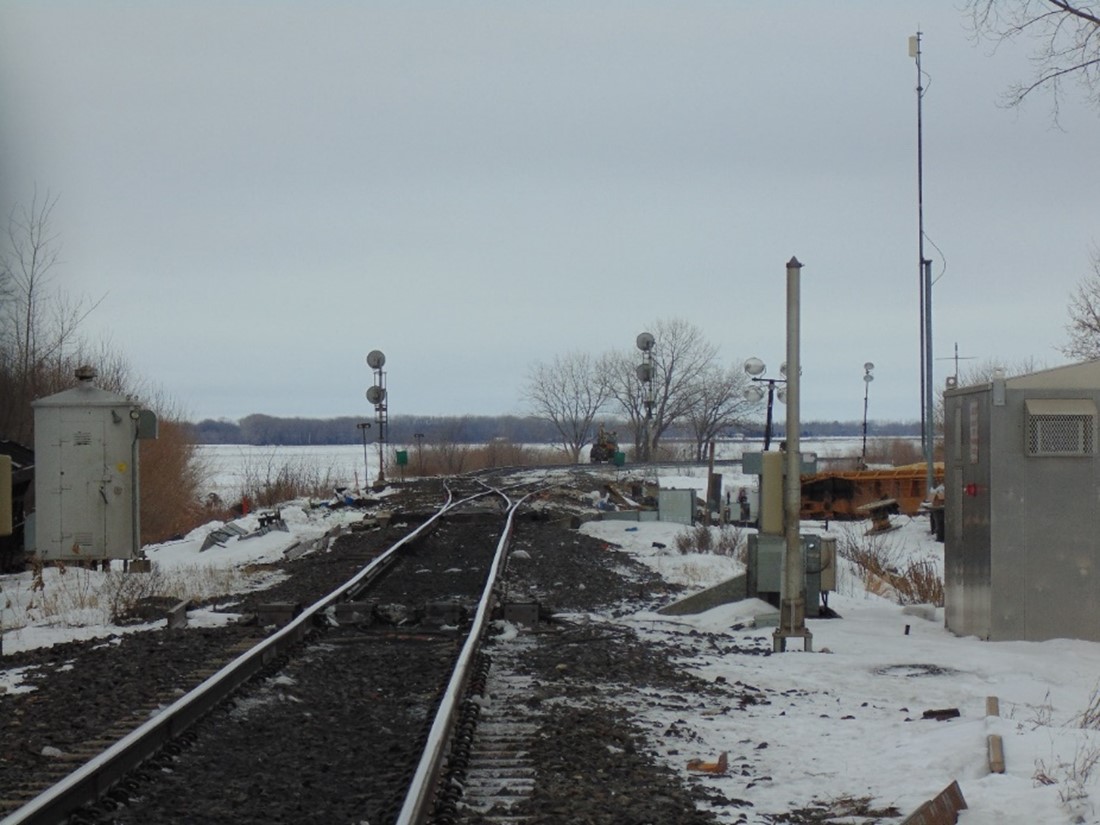 View looking westward of signals 504S and 504N at Nattress showing the transition from double to single main track (Source: TSB)