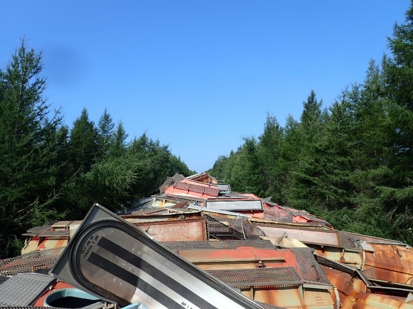 Derailed cars, facing west (Source: TSB)