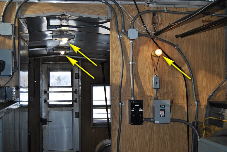 Photo de la vue intérieure de l'arrière du fourgon VB montrant la position des ampoules d'éclairage et les fenêtres arrière