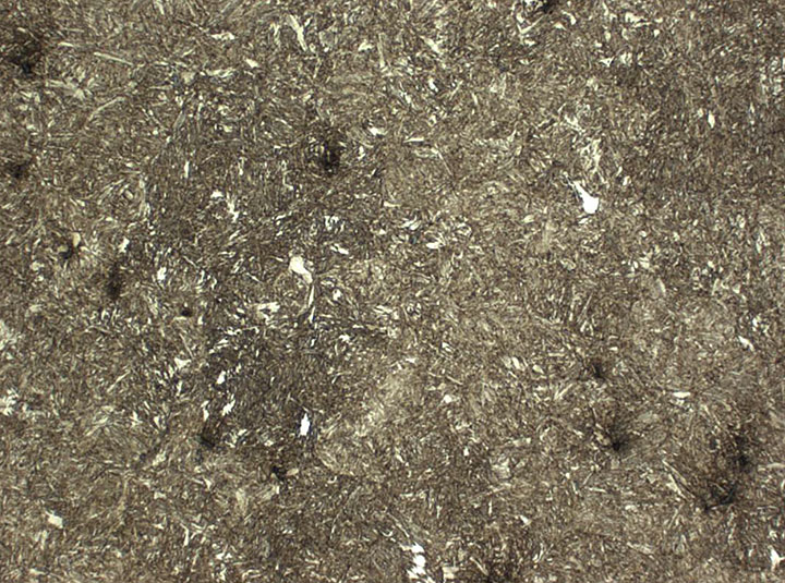 Image micrographie montrant la martensite revenue fine dans la région du sommet du boudin, sur la coupe pratiquée à 90 degrés de la caractéristique observée sur le boudin