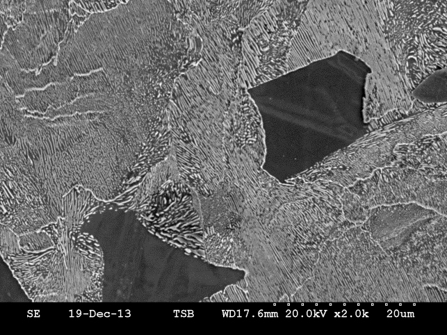 (c) Coupon 34S – Micrographie MEB prise à proximité de la surface intérieure (attaque au nital, grossissement initial de x2000)