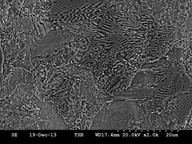 (e) Coupon 34S - Micrographie MEB, prise à proximité de la surface intérieure, de la microstructure perlitique (attaque au nital, grossissement initial de x2000)
