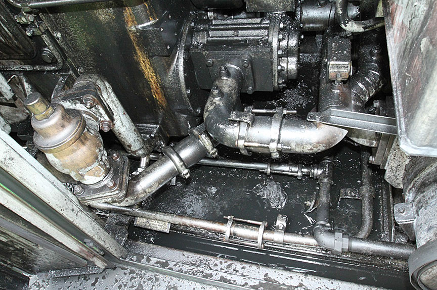 Image représentative de la dispersion de l'huile moteur à l'intérieur du compartiment moteur de la MMA 5017