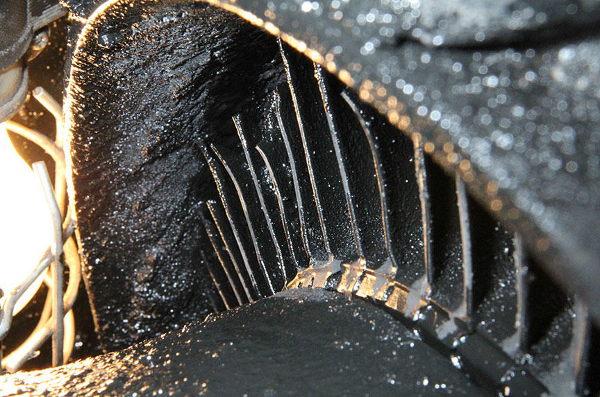 Image de l'aubes de turbine déformées et cassées dans le turbocompresseur