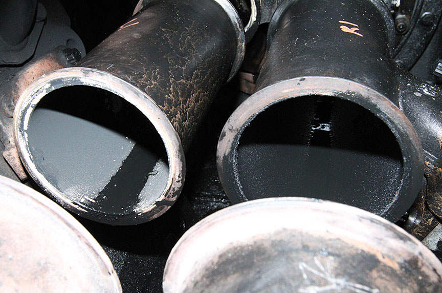 Image de l'accumulation d'huile sur les corps du collecteur d'échappement pour les cylindres L1 et R1