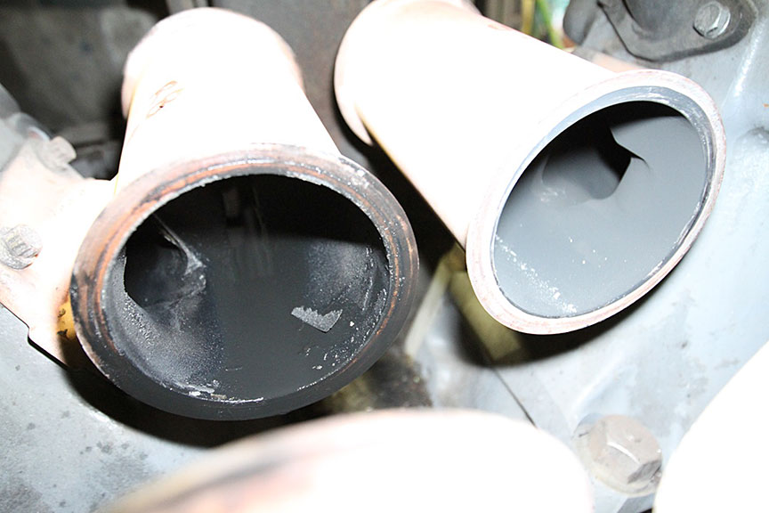 Image de l'accumulation d'huile sur les corps du collecteur d'échappement pour les cylindres R8 et L8