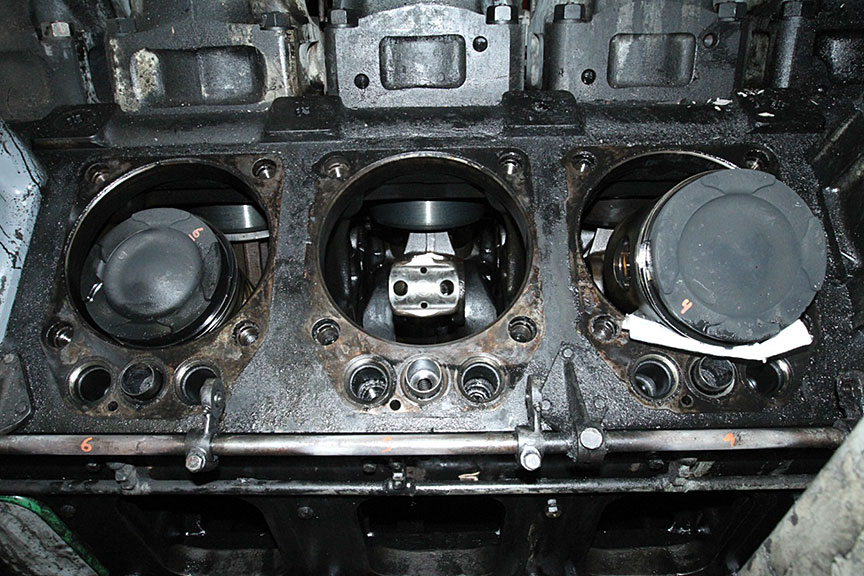 Image des pistons des EP R6 (gauche) et R4 (droite) montrant la couleur et l'état de la tête