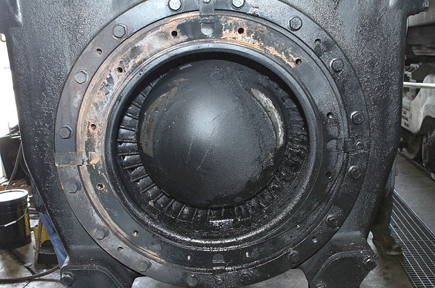 Image du turbocompresseur en cours d'enlèvement sur la MMA5017