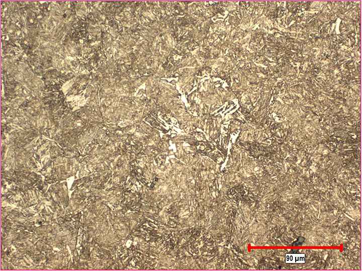 Image micrographie de la microstructure de martensite trempée et revenue de la mâchoire d'attelage du wagon couvert