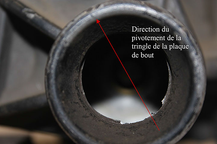 Photo du dommage au bord de l'orifice de retenue pour la plaque de bout sur le corps de la valve QRB