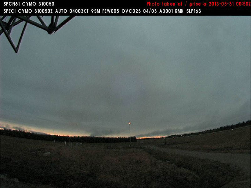 Image prise par la caméra météo à l'aéroport de Moosonee orientée vers le nord-est montrant la tour illuminée et la limite forestière à 20 h 50, le 30 mai 2013 (Source : NAV CANADA)