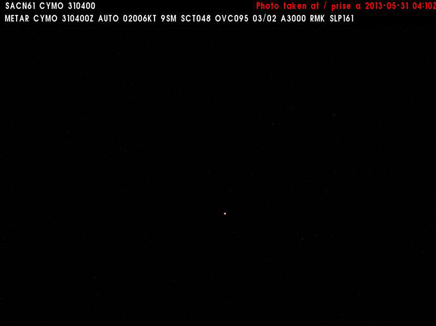 mage prise par la caméra météo à l'aéroport de Moosonee orientée vers le nord-est montrant le feu sur la tour à 00 h 10, le 31 mai 2013 (Source : NAV CANADA)
