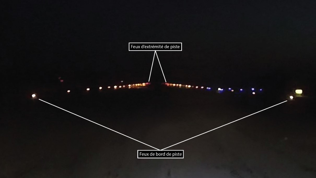Repères visuels de la piste 26 à l’aéroport de Rouyn-Noranda, de nuit (Source : BST)