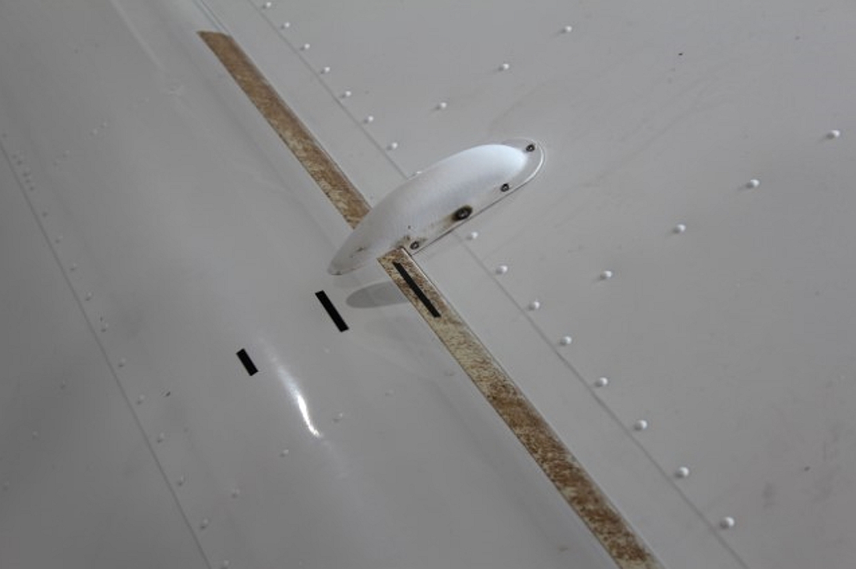 Les marques des indicateurs de position des volets à un angle de braquage de 10°, de 20° et de 30° sur l’aile gauche d’un aéronef de référence. La position du volet présentée indique un angle de braquage de 30°. (Source : BST)