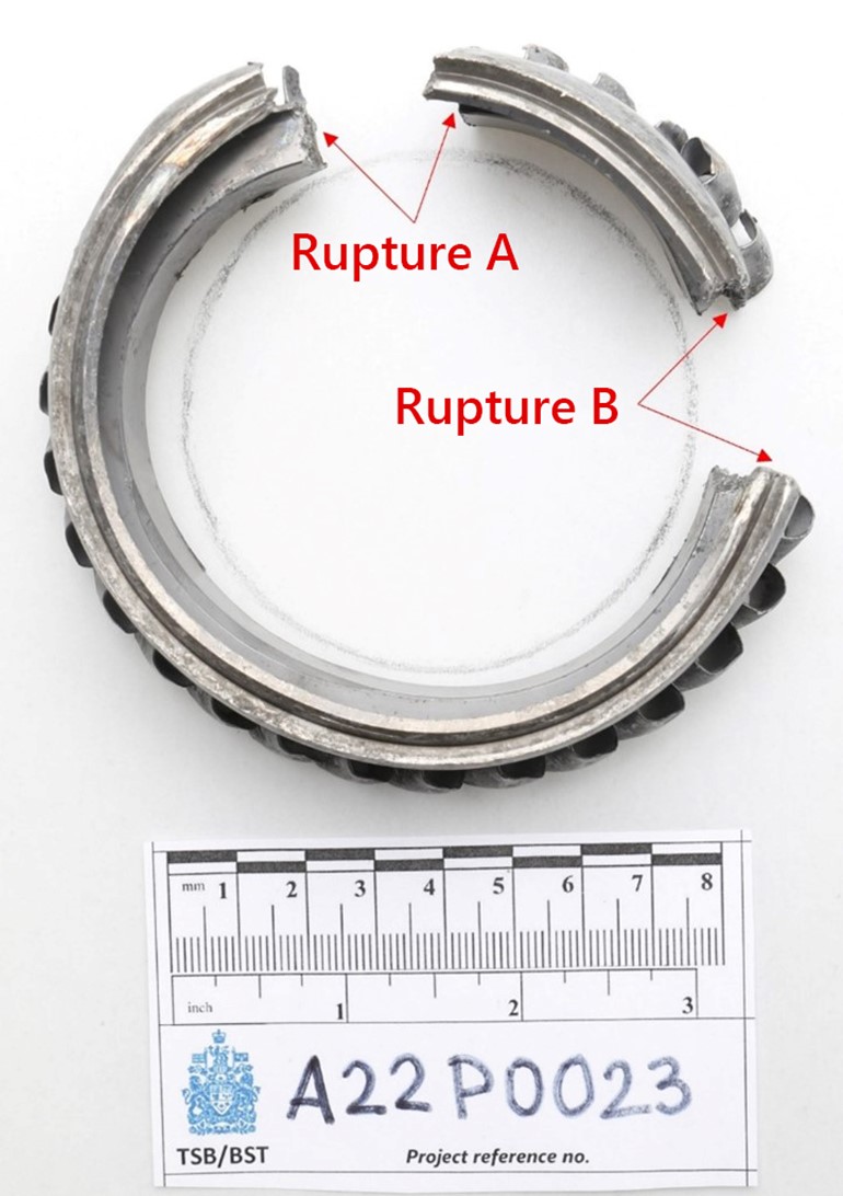 Ruptures de la roue du sixième étage du compresseur. Le cercle dessiné indique la circonférence de la roue avant la rupture (Source : BST)