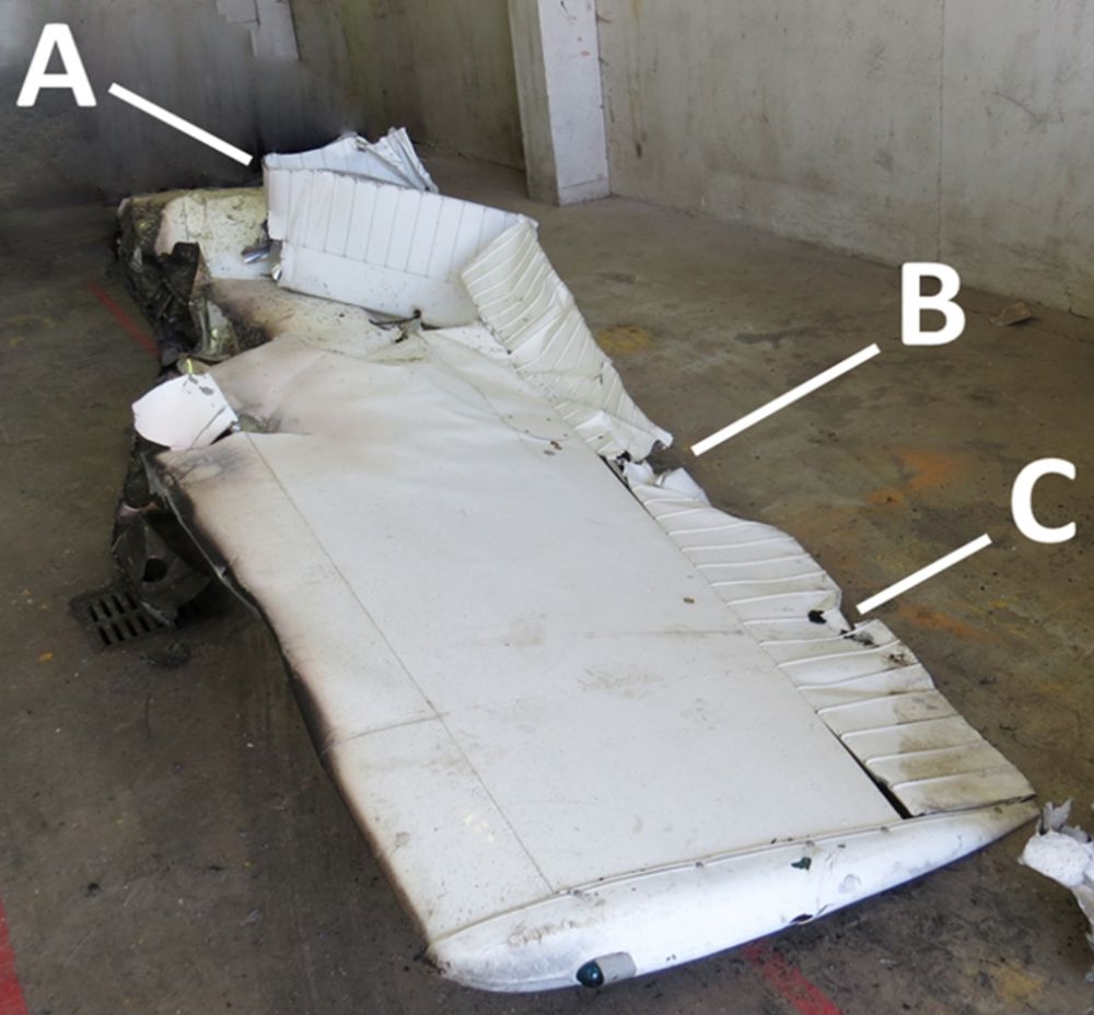Aile droite endommagée de l’avion avec des enfoncements faits par l’impact avec le poteau (A et C) et sa traverse (Source : BST)