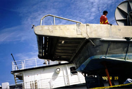 Poupe du Cap Rouge II, avec la robuste rampe se prolongeant au-delà du tableau arrière. Le 19 août 2002