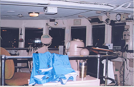 Plateforme surélevée située au milieu de la passerelle, vue sur bâbord