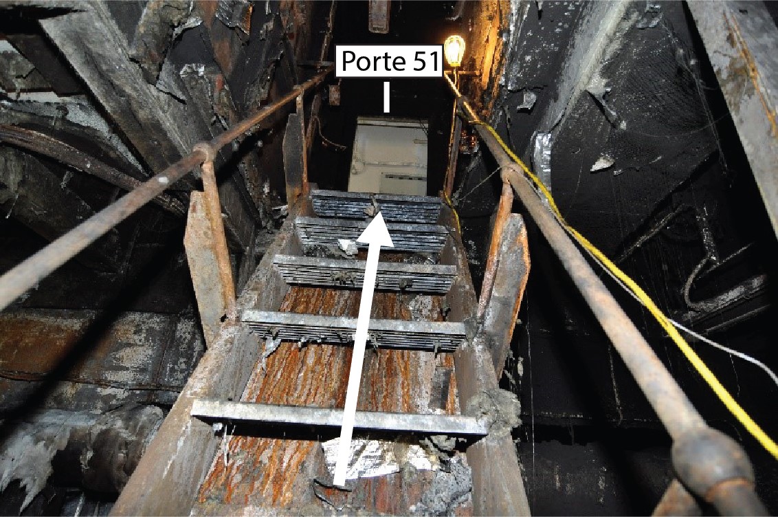 Gros plan de l’escalier utilisé par des membres d’équipage pour sortir de la salle des machines. La porte 51 se trouve au sommet de l’escalier. (Source : BST)