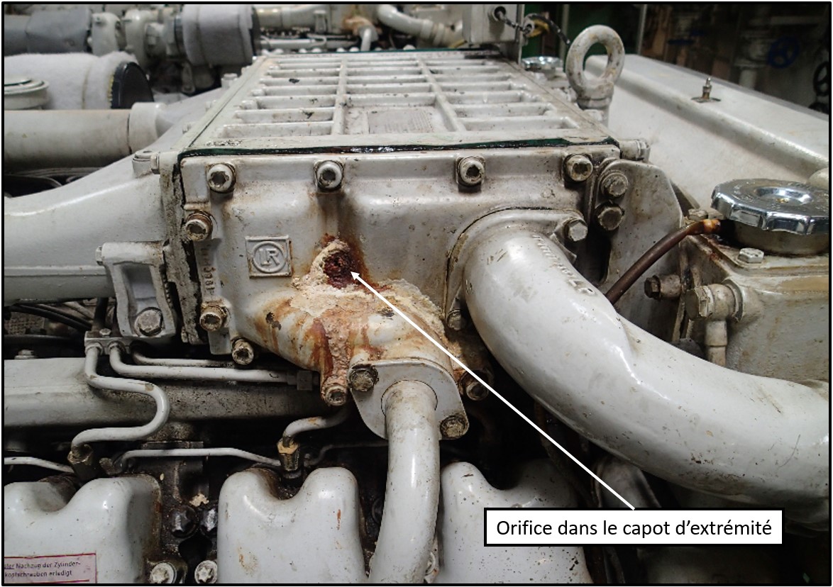Perforation dans le capot d’extrémité d’un refroidisseur intermédiaire de l’un des moteurs diesels auxiliaires (Source : BST)