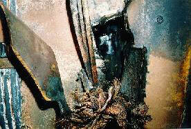 Dessous de la locomotive de tête endommagée comportant un trou dans le réservoir de carburant et des câbles électriques sectionnés. 
