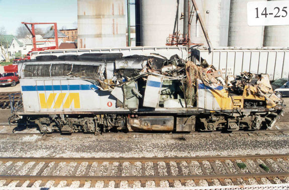 La locomotive vue de la droite après qu'on l'a redressée. Les dommages sont plus<BR>considérables à l'avant droit et le long du côté droit de la locomotive.