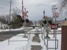 Barrières pour piétons au passage à niveau du chemin Alexandra dans la subdivision Oakville à Mississauga (Ontario