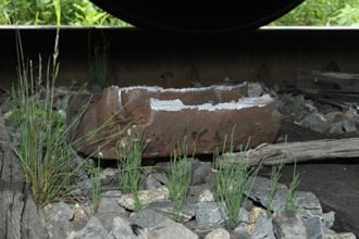 Photo du morceau de la mâchoire d'attelage de locomotive rompue trouvé sous la deuxième locomotive
