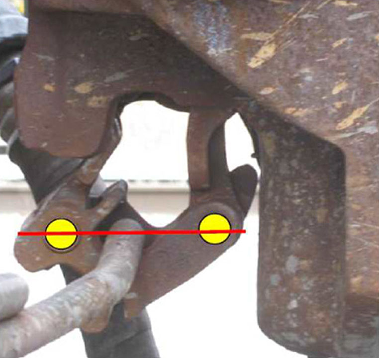 Bon alignement des articulations du lève-verrou dans un verrou à manœuvre par le bas