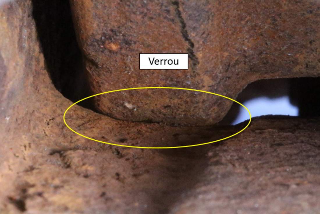   Interférence entre le coin    inférieur du verrou et la face arrière du trou de verrouillage (Source : BST)