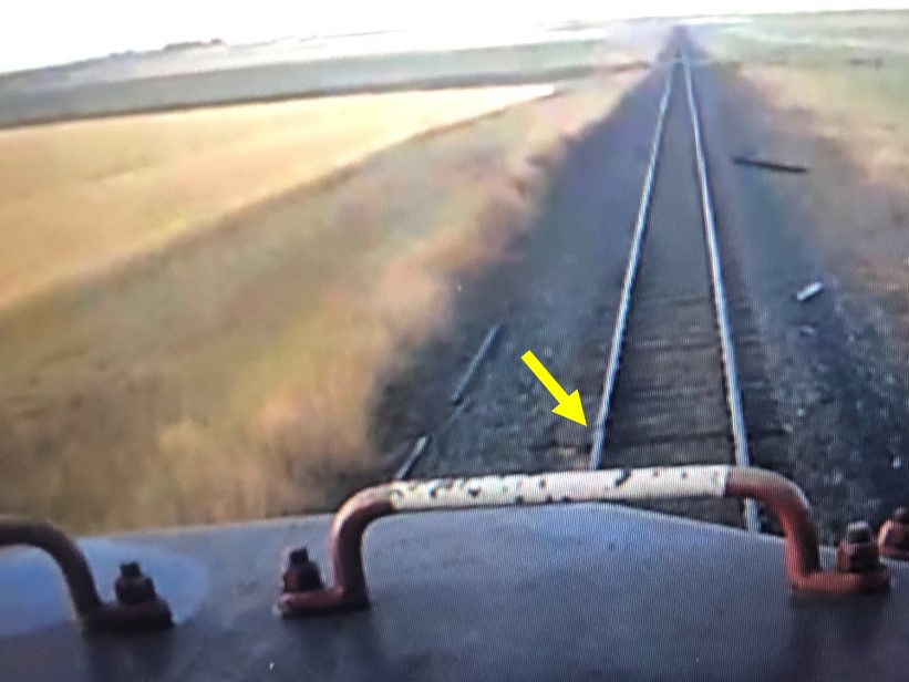 Vue avant montrant la rupture du rail Remarque : les bouts de rail sur la photo proviennent d’une précédente réparation de rail. (Source : Vidéo du Chemin de fer Canadien Pacifique)