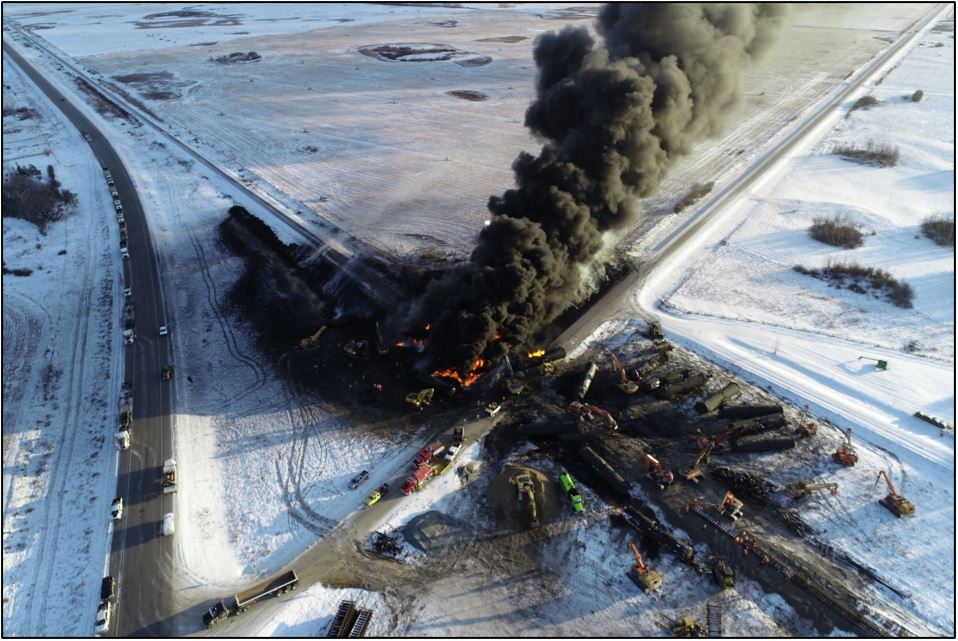 Photo aérienne du lieu du déraillement et du feu en nappe, avec vue vers l’est, prise le 9 décembre 2022 (Source : Chemin de fer Canadien Pacifique)