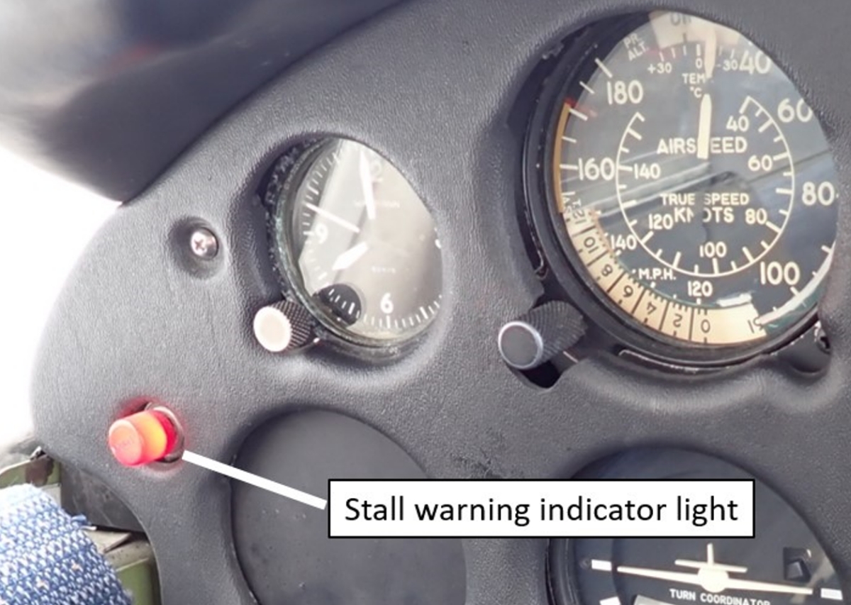 Figure 3. Illuminated stall warning light in an aircraft similar to the occurrence aircraft type (Source: TSB)