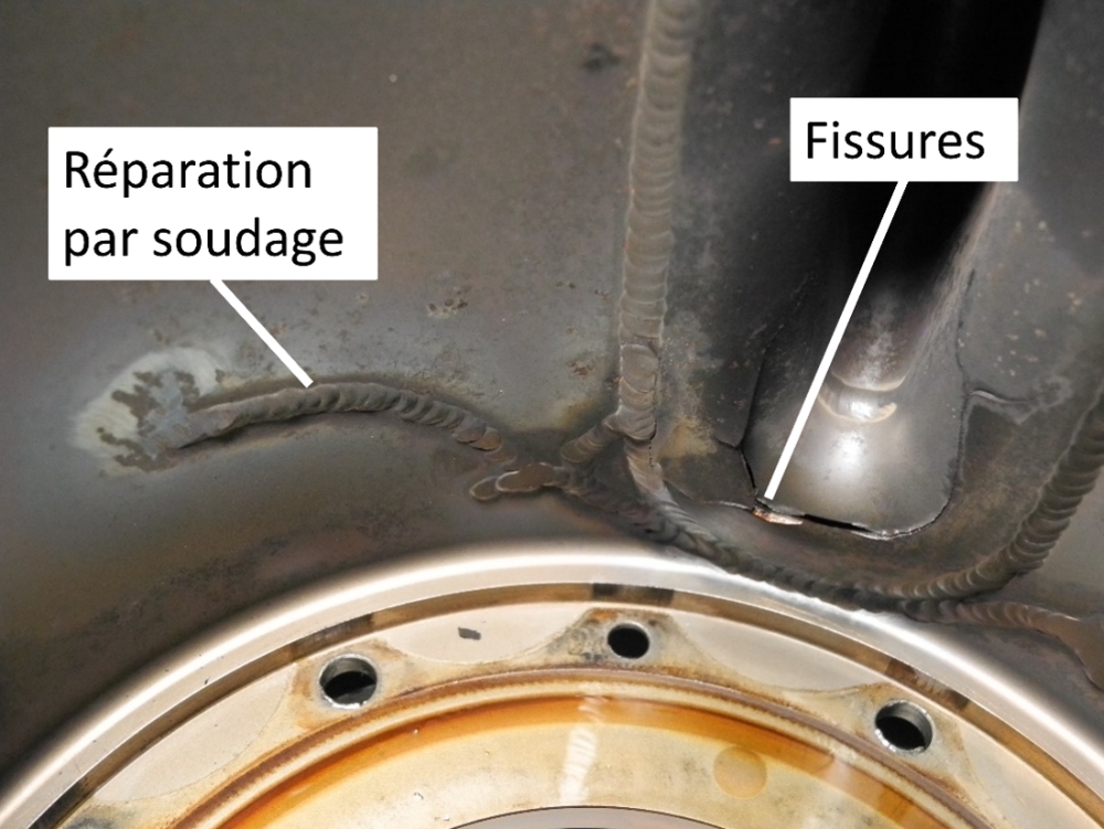 Figure 6. Réparations par soudage et fissures sur le diffuseur d’échappement à l’étude (Source : National Transportation Safety Board des États-Unis, avec annotations du BST)