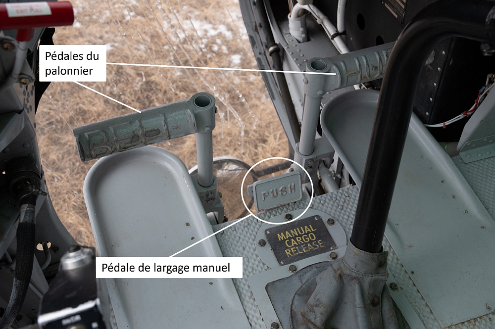 Figure 12. Pédale de largage manuel et pédales du palonnier d’un aéronef Bell 205A-1 typique (Source : BST)