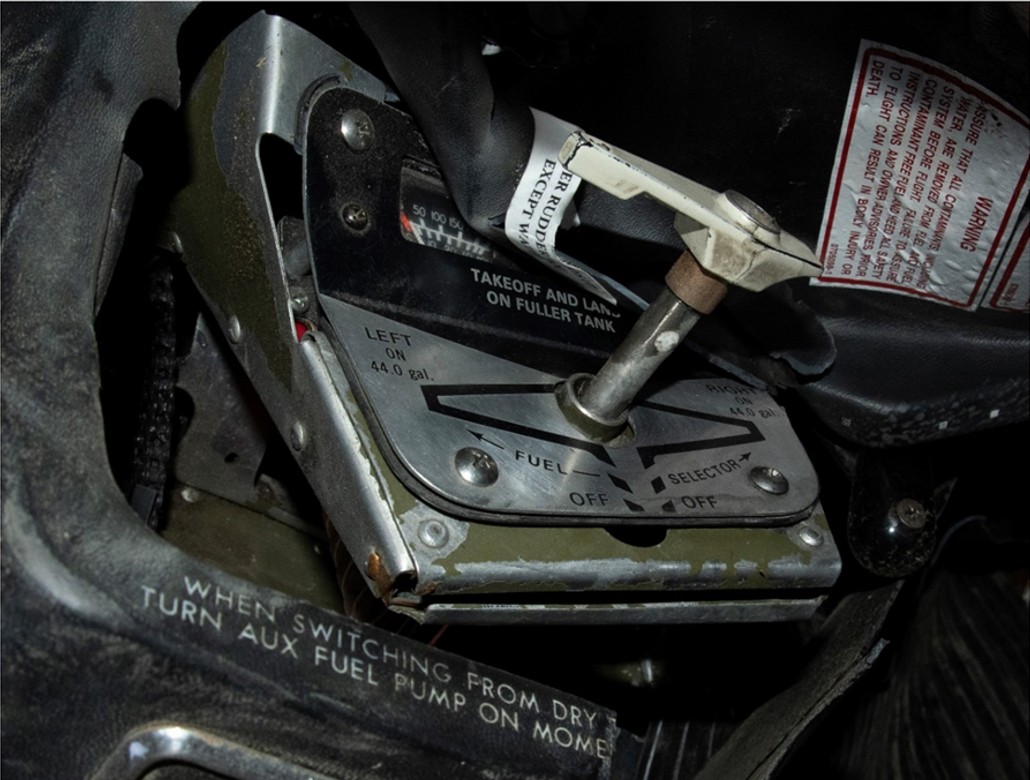 Figure 4. Poignée du sélecteur de carburant de l’aéronef de l’événement à l’étude, retrouvée en position LEFT ON après l’événement (Source : BST) Figure 4. Poignée du sélecteur de carburant de l’aéronef de l’événement à l’étude, retrouvée en position LEFT ON après l’événement (Source : BST)