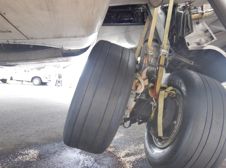 Le train d’atterrissage principal droit après avoir été récupéré sur la piste (Source : BST)