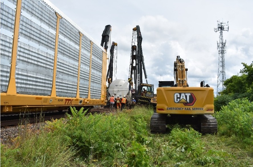 Teams at work following the 25 July 2025, CN train derailment of 23 cars in Paris, Ontario (Source: TSB)