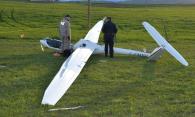 TSB investigator and RCMP constable at the scene of the fatal glider accident near Black Diamond / Cu Nim Aerodrome, Alberta, on 29 May 2024 (Source: TSB)