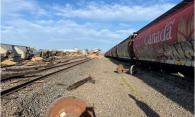 Figure 3. Vue du côté sud de la voie principale, en direction est, montrant plusieurs empilements de wagons déraillés (Source : Chemin de fer Canadien Pacifique)