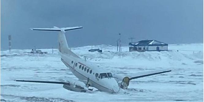 Figure 3. L’aéronef à l’étude après la sortie de piste, immobilisé le nez incliné vers le bas (Source : Keewatin)