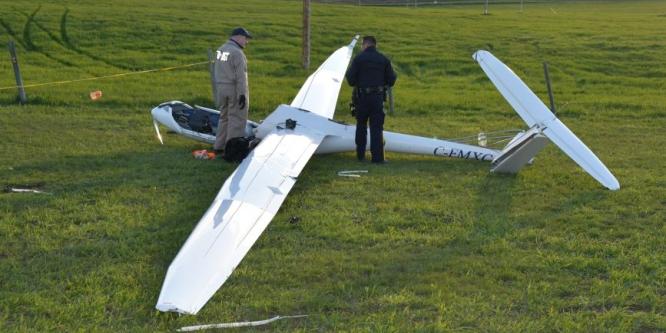 TSB investigator and RCMP constable at the scene of the fatal glider accident near Black Diamond / Cu Nim Aerodrome, Alberta, on 29 May 2024 (Source: TSB)