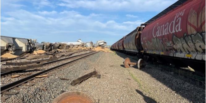 Figure 3. Vue du côté sud de la voie principale, en direction est, montrant plusieurs empilements de wagons déraillés (Source : Chemin de fer Canadien Pacifique)