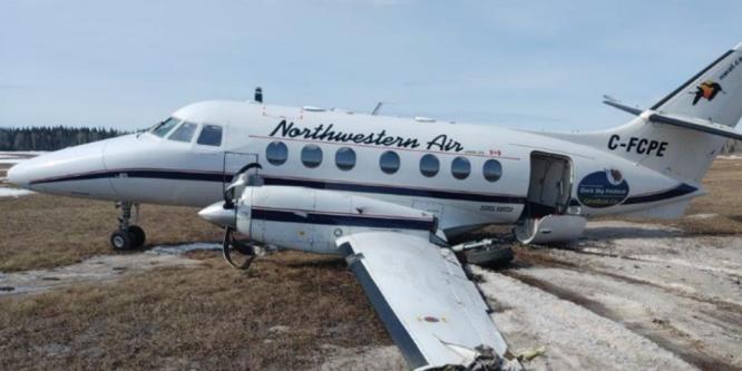 Figure 1. Vue de l’aéronef à l’étude (vers le nord-ouest) et des dommages (Source : tierce partie, avec permission)