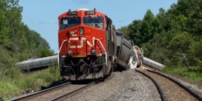 Figure 2. Vue de la locomotive en queue de train et des wagons déraillés (Source : Compagnie des chemins de fer nationaux du Canada)